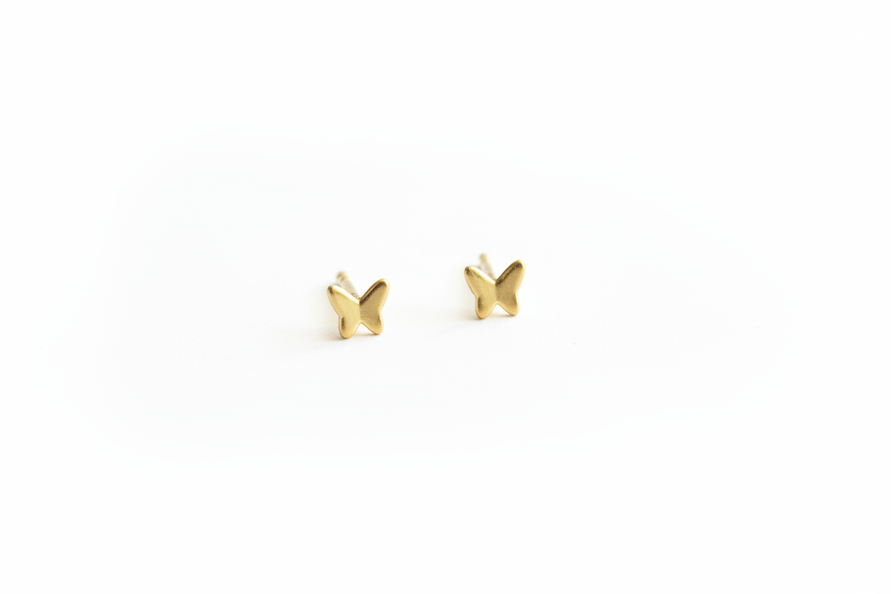 Boucles d'oreilles Envol Caroline Néron — papillon minimaliste doré — Spa Santé Le Nénuphar