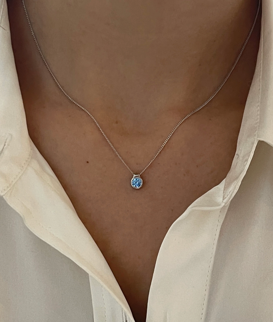 Collier Sweet Love Bleu Cobalt Caroline Néron — vue portée — Spa Santé Le Nénuphar