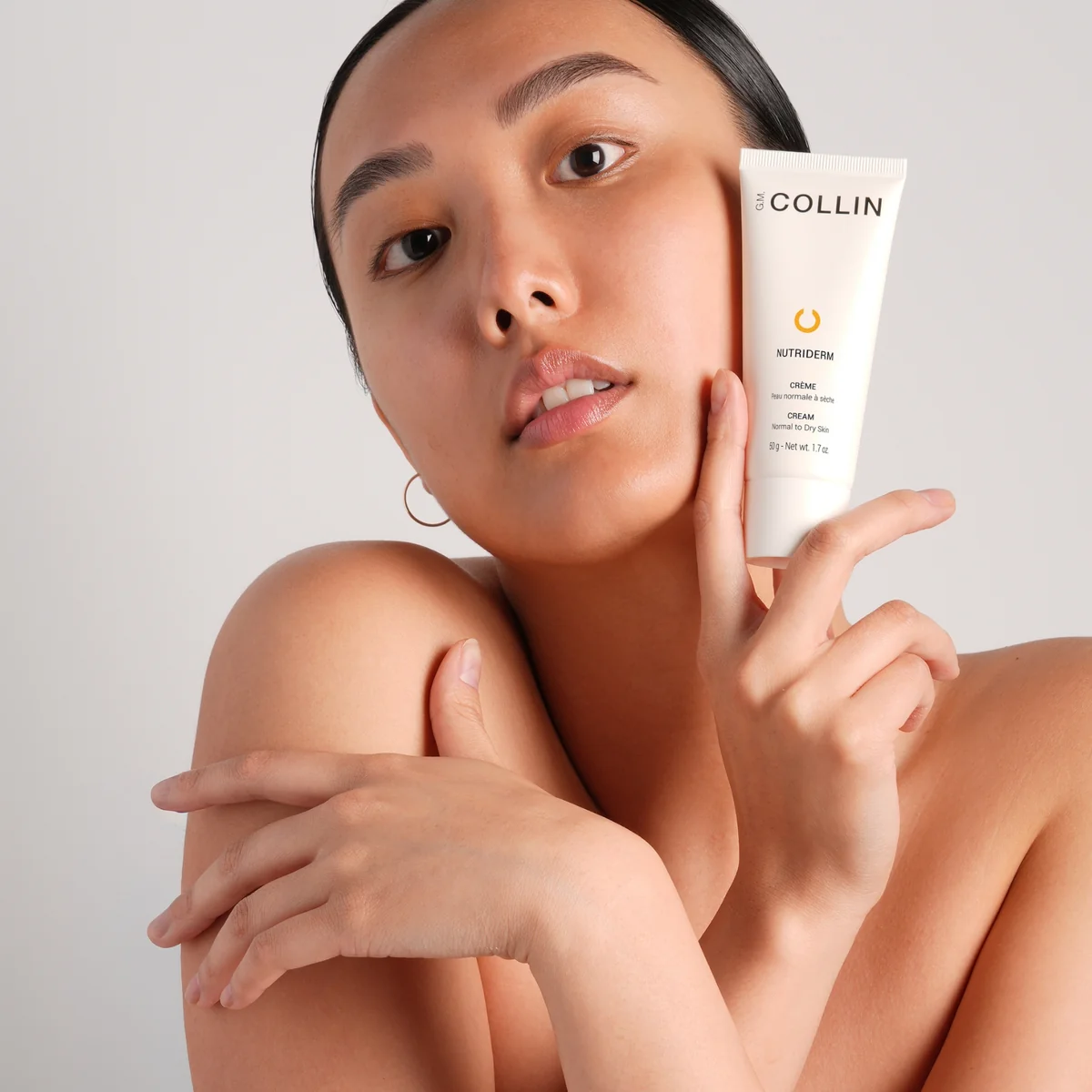 Nutriderm Crème G.M. Collin - modèle tenant le tube crème nourrissante - Spa Santé Le Nénuphar