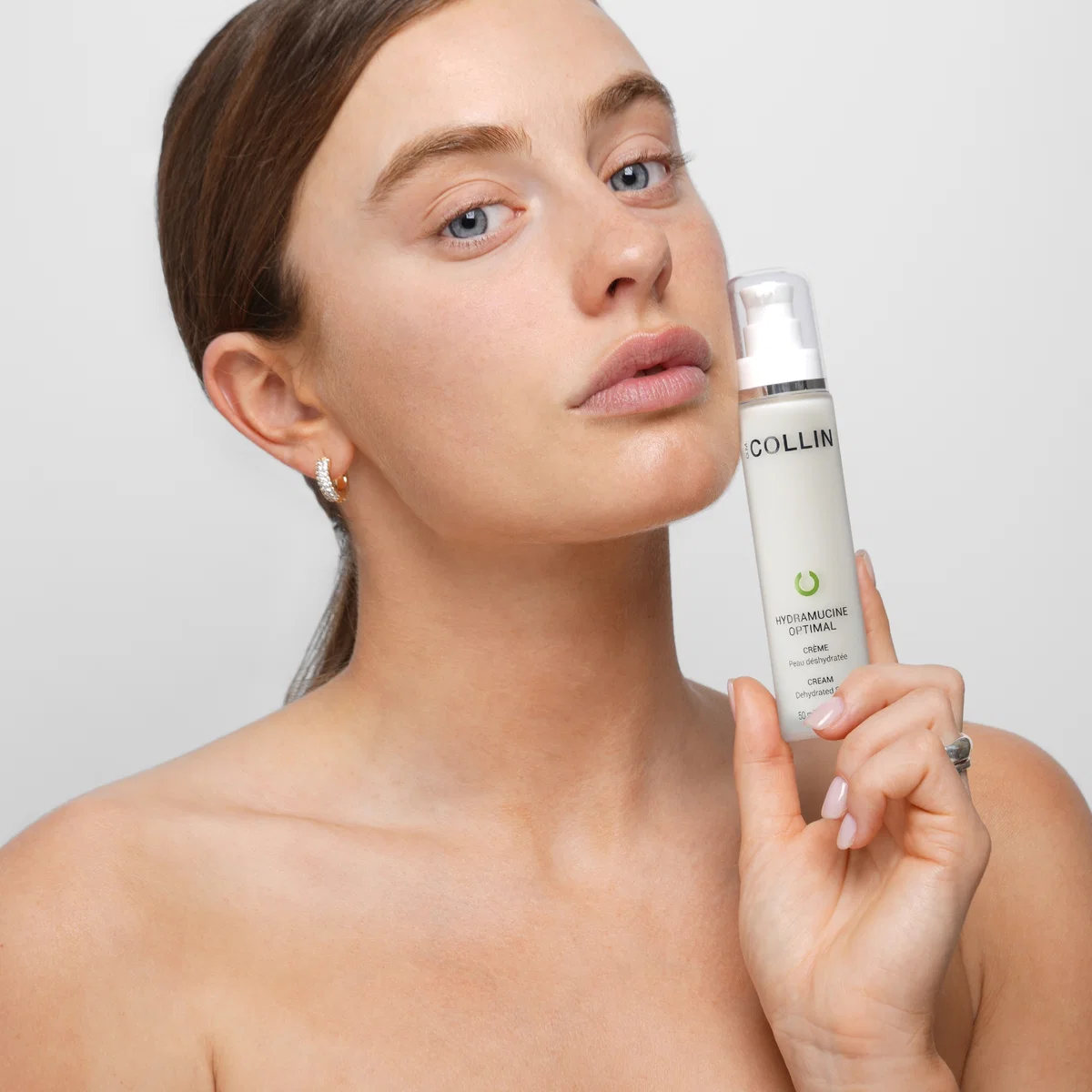 Hydramucine Optimal Crème G.M. Collin - modèle tenant le flacon peaux déshydratées - Spa Santé Le Nénuphar