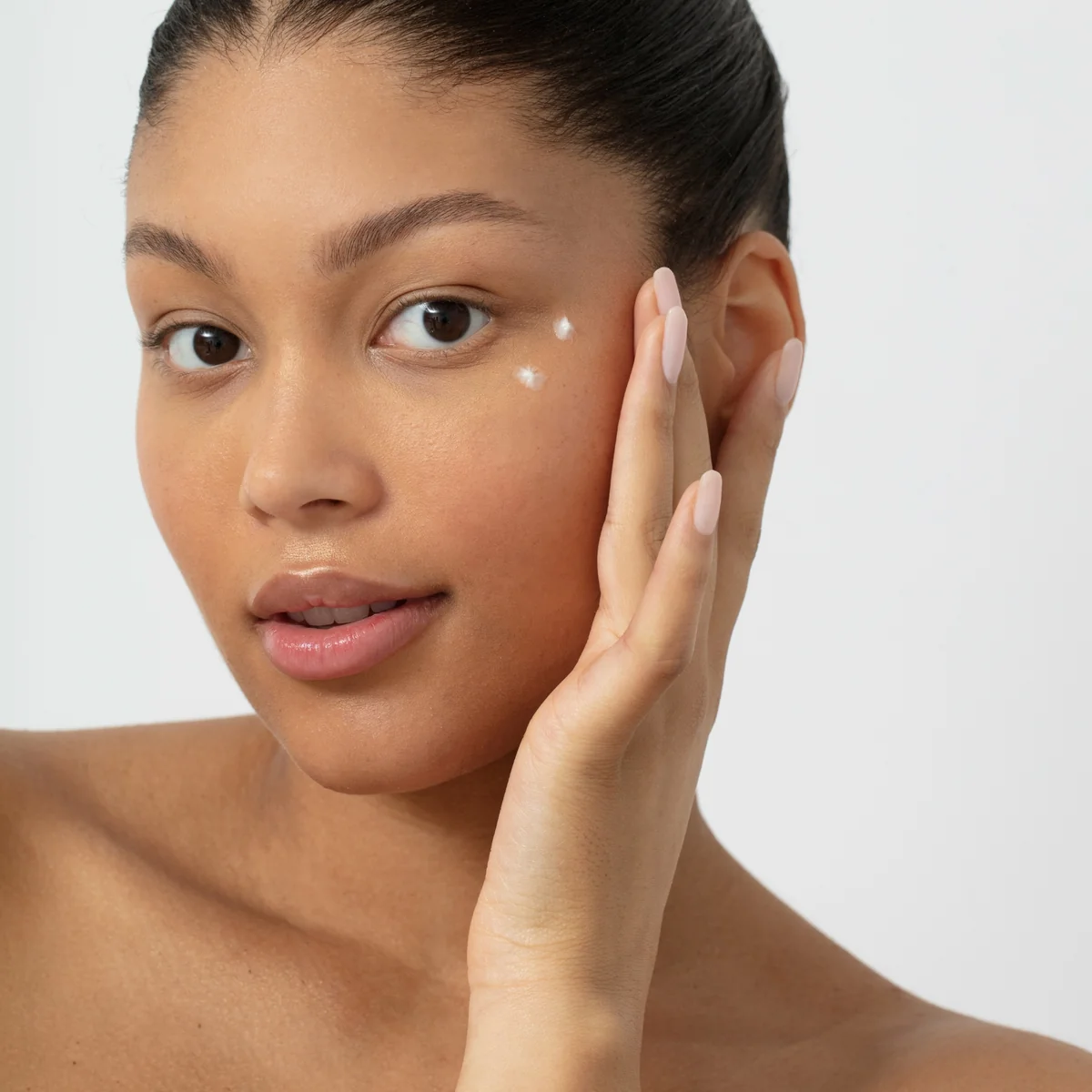 Bota-Peptides Contour des yeux G.M. Collin - modèle appliquant le soin contour des yeux anti-âge - Spa Santé Le Nénuphar