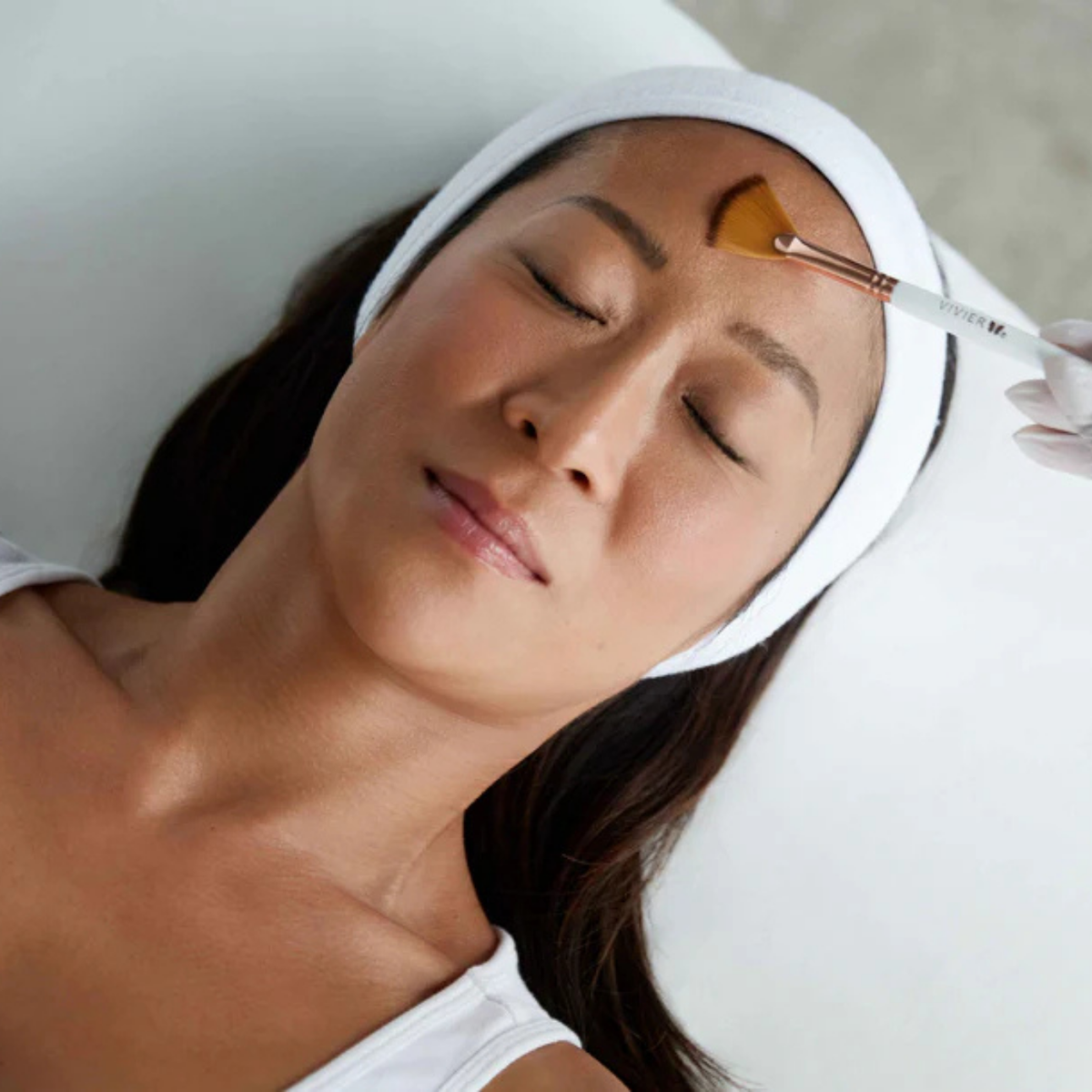 Soin peeling professionnel au pinceau sur le visage — Spa Santé Le Nénuphar