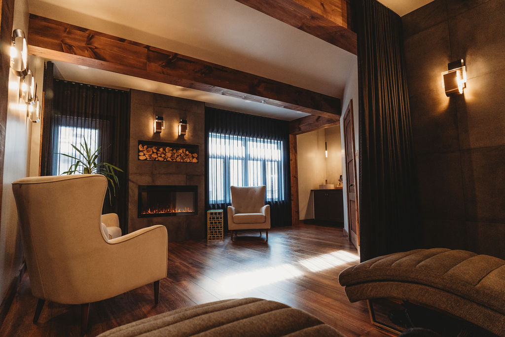 Espace détente du Spa Santé Le Nénuphar — ambiance chaleureuse avec fauteuils et foyer