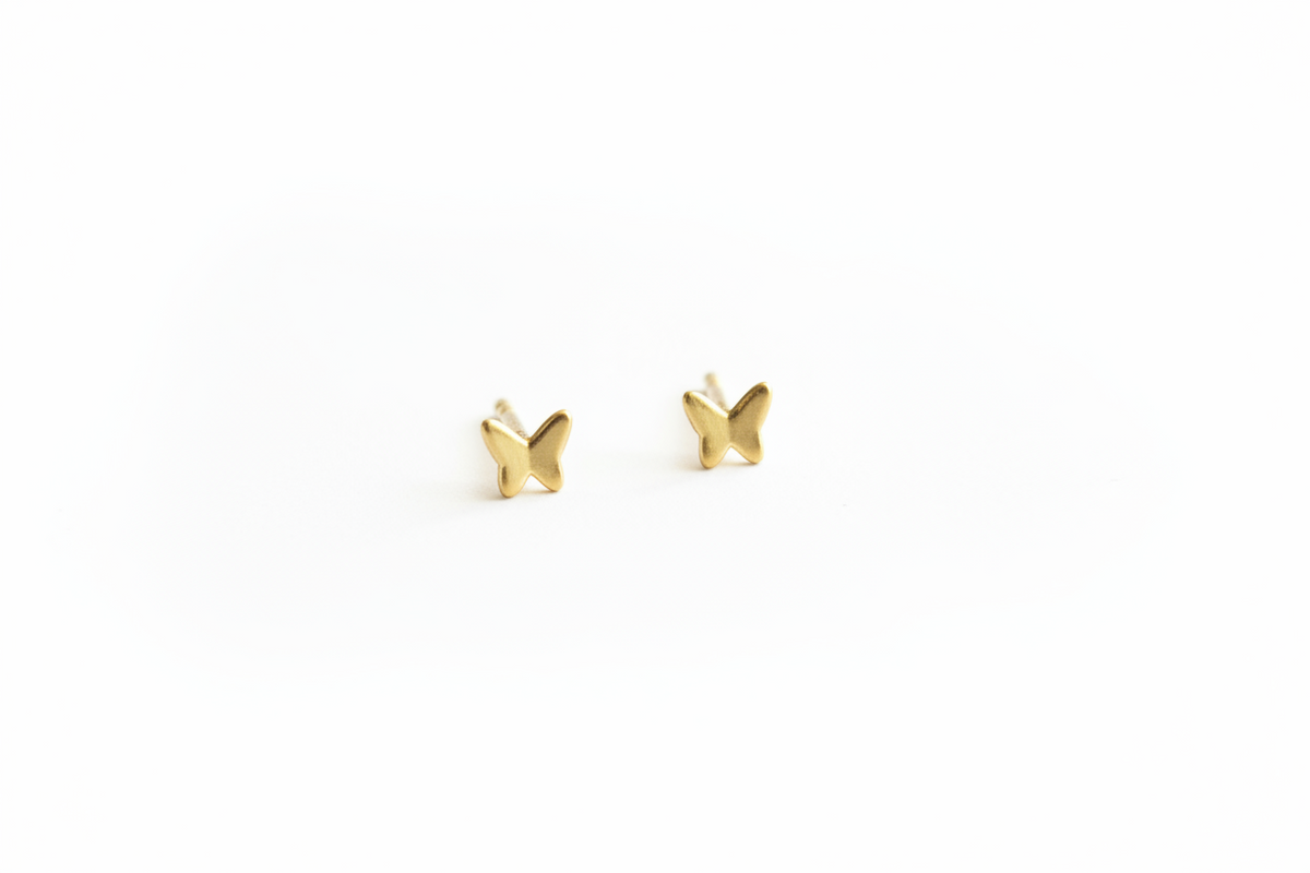 Boucles d'oreilles Envol Caroline Néron — papillon minimaliste doré — Spa Santé Le Nénuphar
