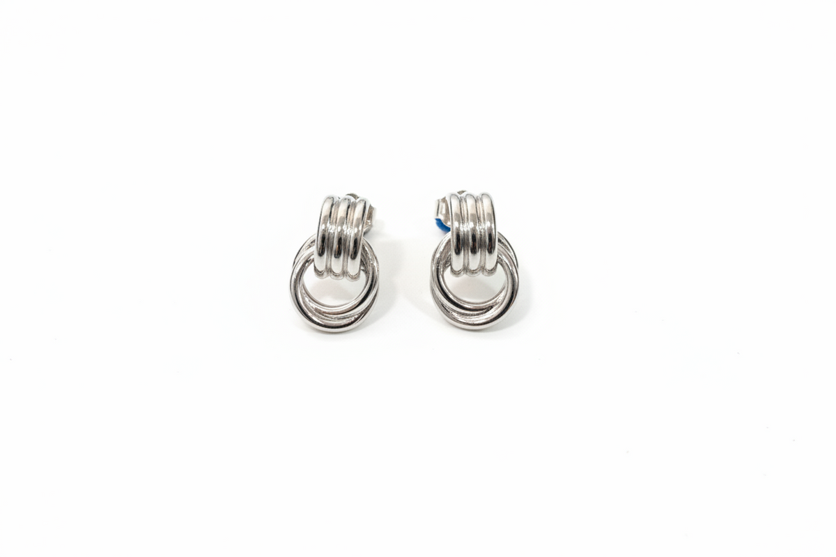 Boucles d'oreilles Lien Précieux Caroline Néron — paire version argent fond blanc — Spa Santé Le Nénuphar