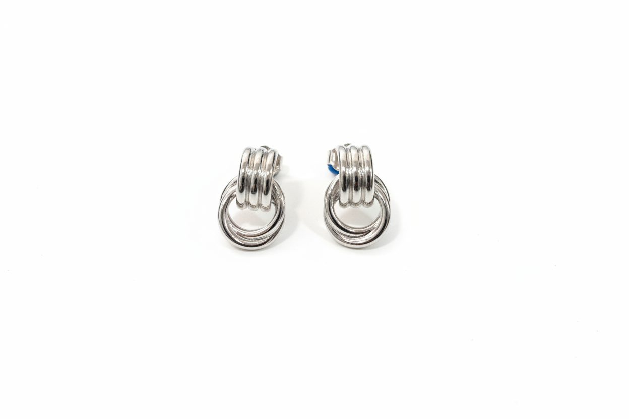 Boucles d'oreilles Lien Précieux Caroline Néron — paire version argent fond blanc — Spa Santé Le Nénuphar