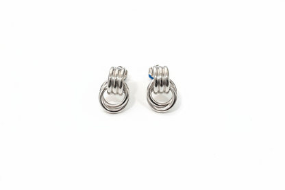 Boucles d'oreilles Lien Précieux Caroline Néron — paire version argent fond blanc — Spa Santé Le Nénuphar