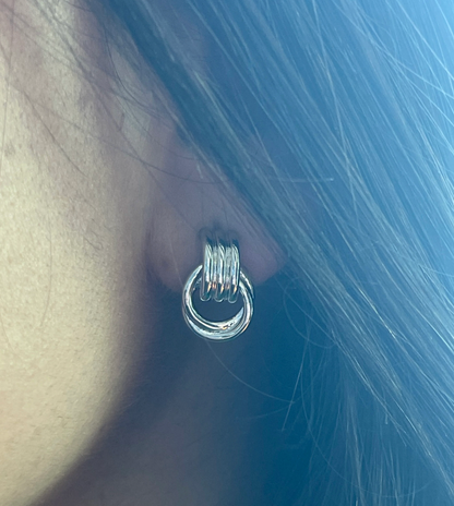 Boucles d'oreilles Lien Précieux Caroline Néron — portées oreille gauche version argent — Spa Santé Le Nénuphar