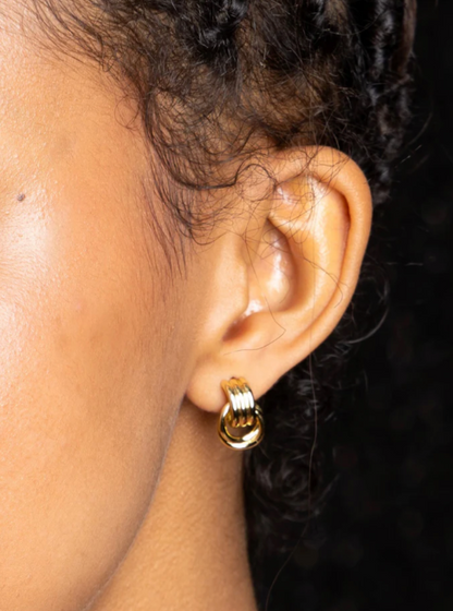 Boucles d'oreilles Lien Précieux Caroline Néron — portées oreille gauche version or — Spa Santé Le Nénuphar