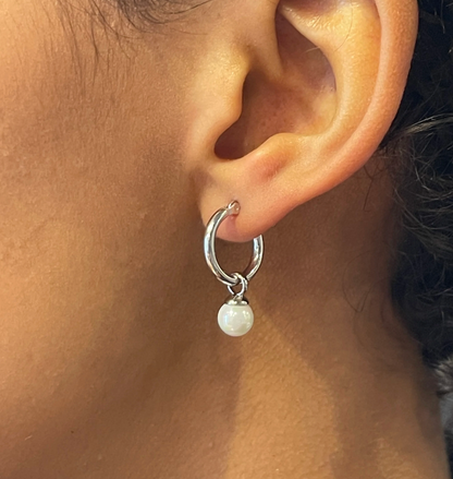 Boucles d'oreilles Pearlfection Caroline Néron — vue détail port modulable avec et sans perle — Spa Santé Le Nénuphar