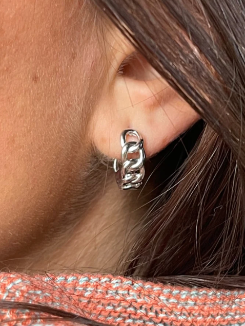 Boucles d'oreilles Queen Caroline Néron — vue détail créoles argent sterling — Spa Santé Le Nénuphar