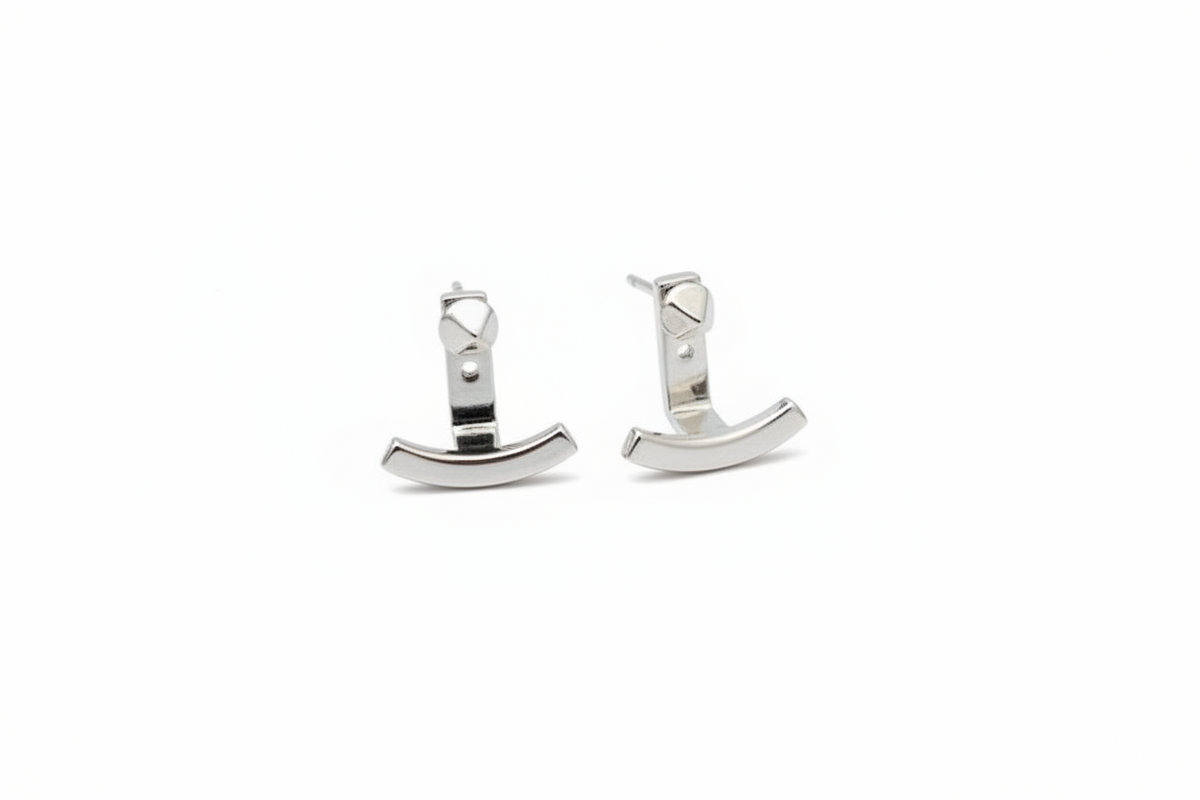 Boucles d'oreilles Smile Caroline Néron en argent sterling, bouton et pendentif, sur fond blanc — Spa Santé Le Nénuphar
