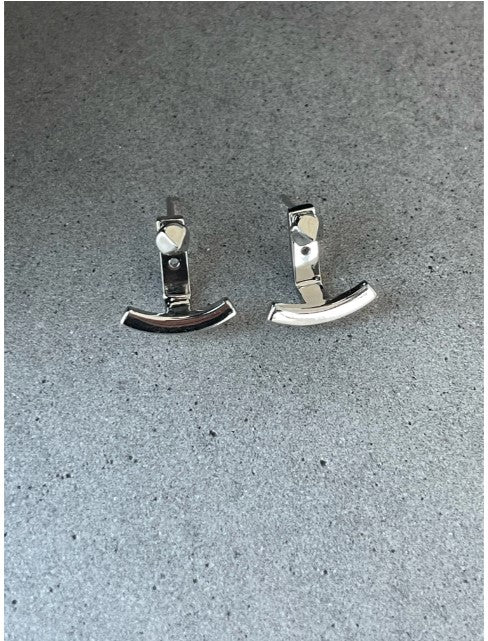 Boucles d'oreilles Smile Caroline Néron en argent sterling, bouton et pendentif, sur fond gris — Spa Santé Le Nénuphar