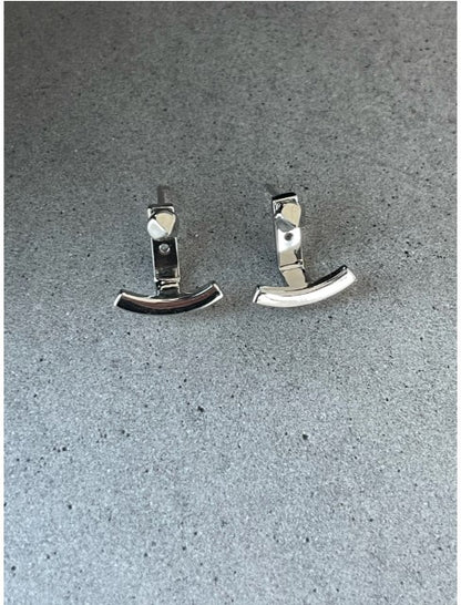 Boucles d'oreilles Smile Caroline Néron en argent sterling, bouton et pendentif, sur fond gris — Spa Santé Le Nénuphar