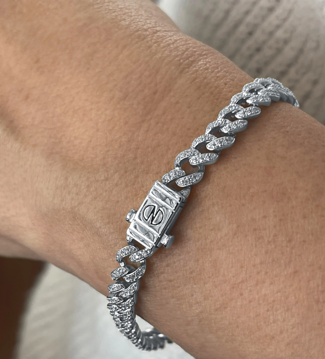 Bracelet Bombshell Argent Caroline Néron — vue portée au poignet — Spa Santé Le Nénuphar
