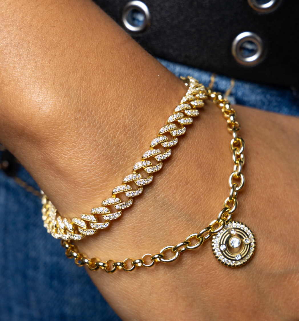 Bracelet Bombshell Doré Caroline Néron — vue détail pavage zirconium — Spa Santé Le Nénuphar