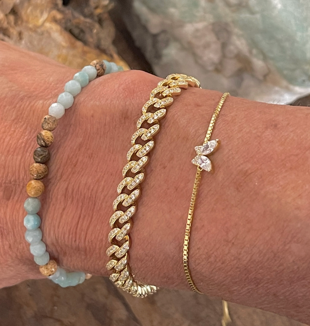 Bracelet L'Envolée doré Caroline Néron — vue détail pendentif zirconium cubique — Spa Santé Le Nénuphar