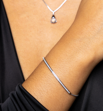 Bracelet Linéaire Argent Caroline Néron — vue détail design linéaire — Spa Santé Le Nénuphar