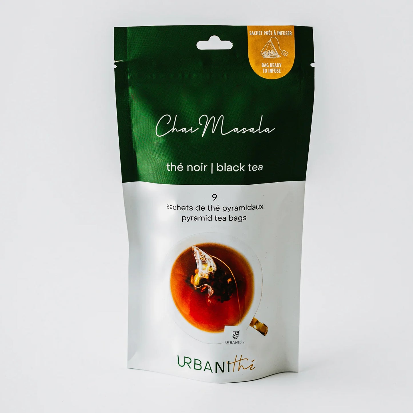 Emballage vert Chai Masala Urbanithé thé noir biologique 9 sachets pyramidaux biodégradables, illustration tasse infusion sur fond blanc