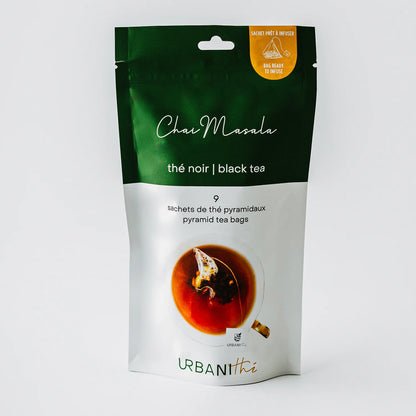 Emballage vert Chai Masala Urbanithé thé noir biologique 9 sachets pyramidaux biodégradables, illustration tasse infusion sur fond blanc