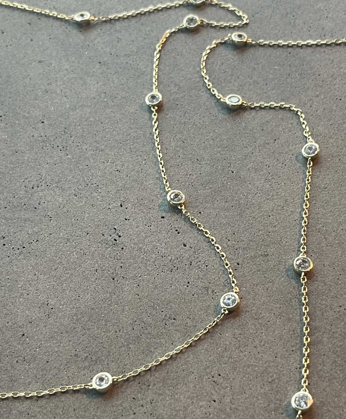 Collier Chaîne d'amour doré Caroline Néron — vue détail — Spa Santé Le Nénuphar