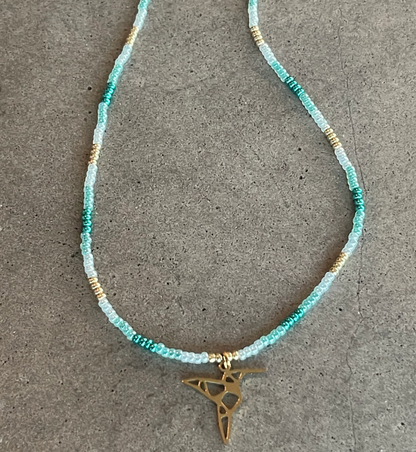 Collier Colibri Caroline Néron — vue détail pendentif — Spa Santé Le Nénuphar