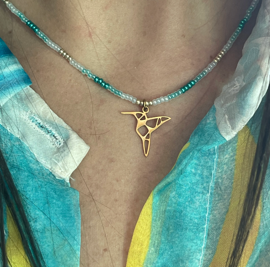 Collier Colibri Caroline Néron — pendentif colibri perles de rocaille or — Spa Santé Le Nénuphar