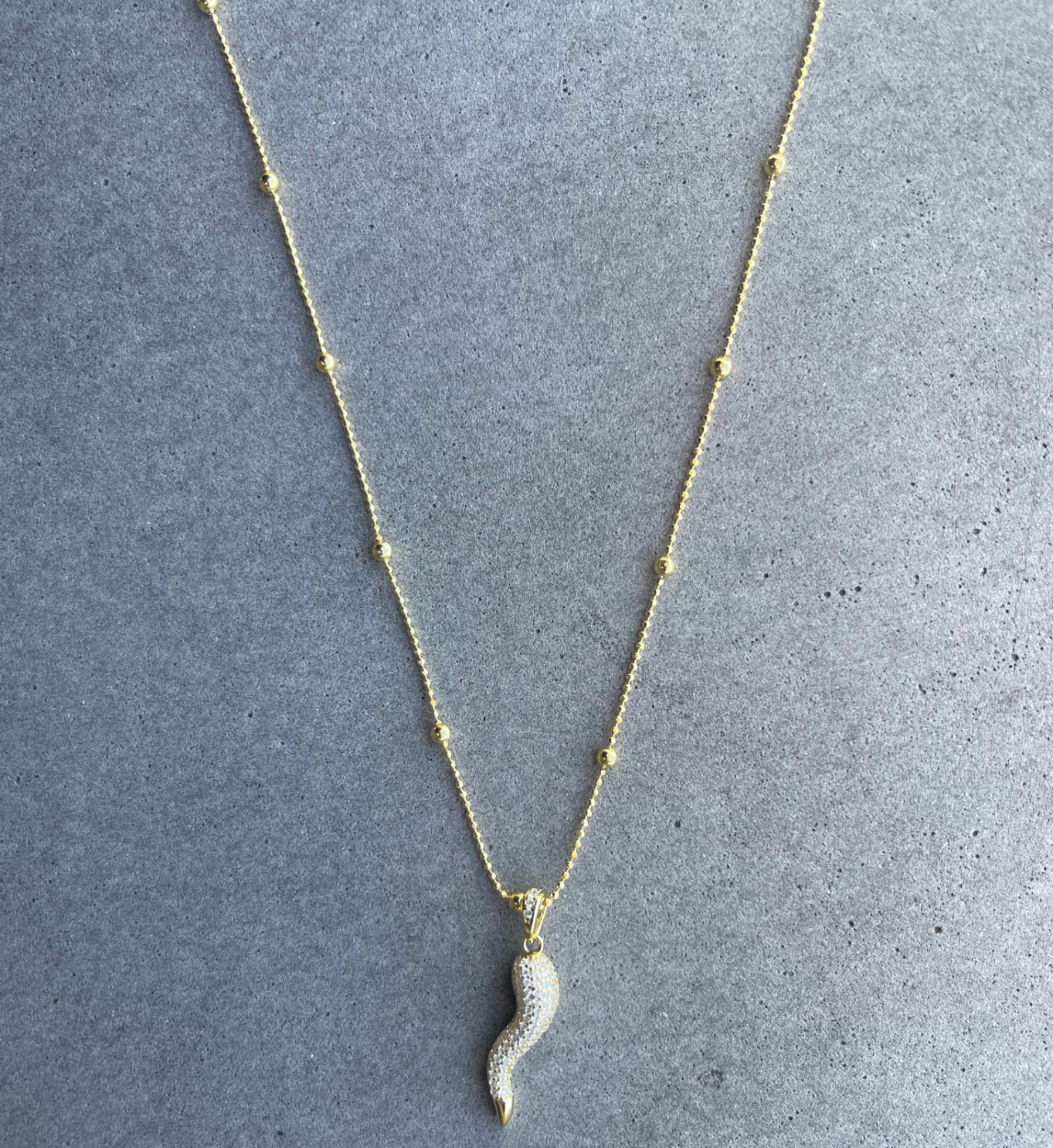 Collier Corno doré Caroline Néron — vue détail chaîne satellite dorée — Spa Santé Le Nénuphar