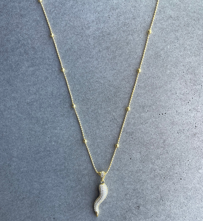 Collier Corno doré Caroline Néron — vue détail chaîne satellite dorée — Spa Santé Le Nénuphar