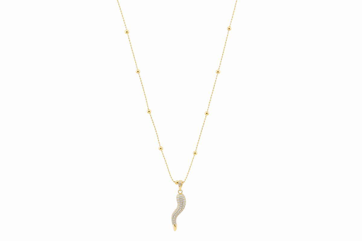 Collier Corno doré Caroline Néron — pendentif cornet porte-bonheur zirconium — Spa Santé Le Nénuphar