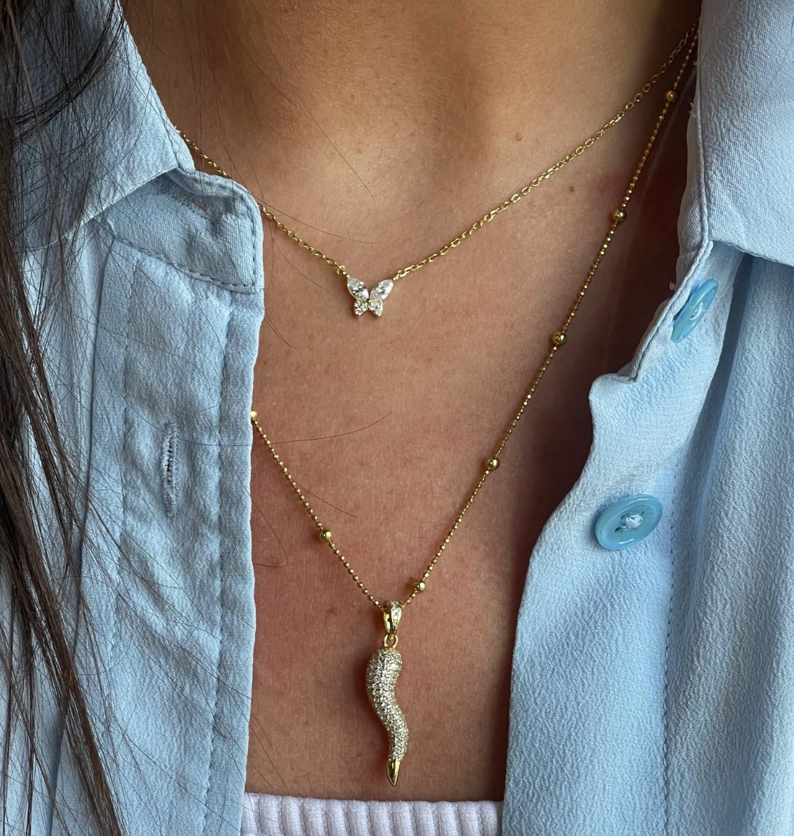 Collier Corno doré Caroline Néron — vue portée — Spa Santé Le Nénuphar
