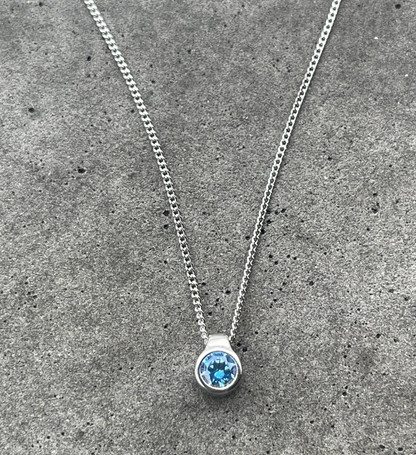 Collier Sweet Love Bleu Cobalt Caroline Néron — vue détail pendentif zircon — Spa Santé Le Nénuphar