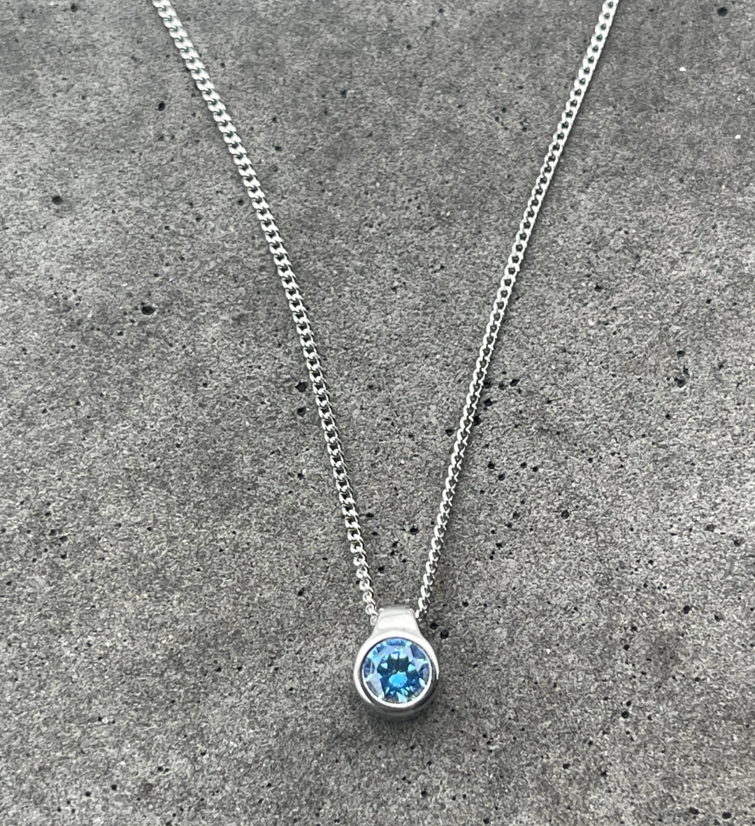 Collier Sweet Love Bleu Cobalt Caroline Néron — vue détail pendentif zircon — Spa Santé Le Nénuphar