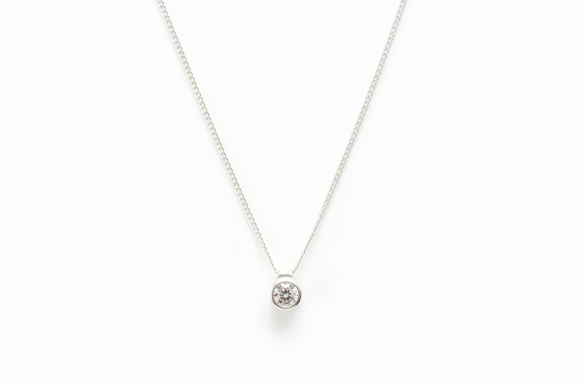 Collier Sweet Love Moissanite Caroline Néron en argent 925 plaqué doré — Spa Santé Le Nénuphar
