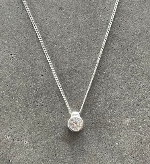 Collier Sweet Love Moissanite Caroline Néron — vue détail — Spa Santé Le Nénuphar
