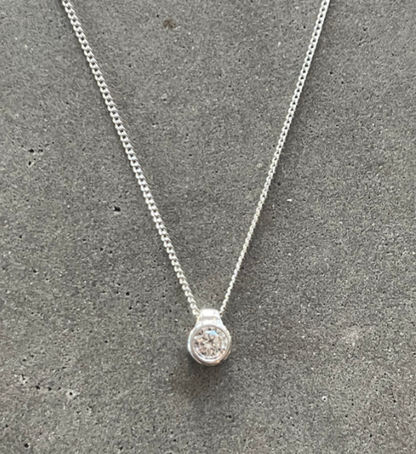 Collier Sweet Love Moissanite Caroline Néron — vue détail — Spa Santé Le Nénuphar