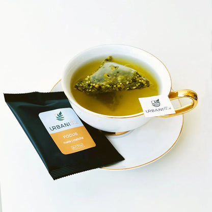 Vue de dessus du mélange sec Focus Urbanithé — yerba maté vert, matcha et épices dans une assiette blanche