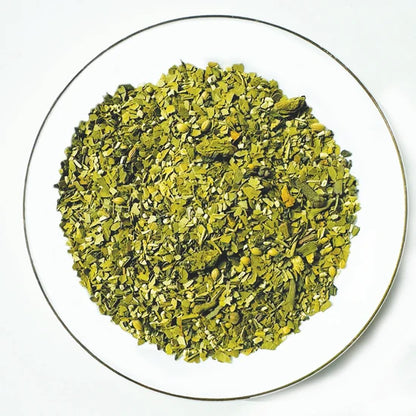 Vue de dessus du mélange sec Focus Urbanithé — yerba maté vert, matcha, gingembre, cardamome et épices dans assiette blanche ronde