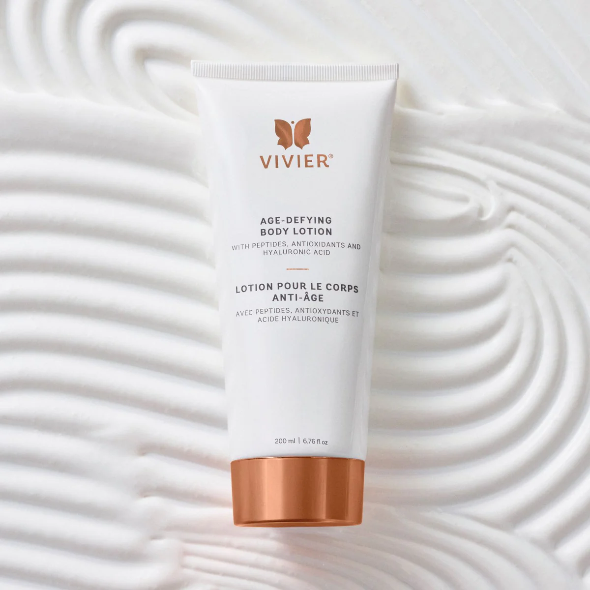 Lotion pour le corps anti-âge Vivier 200 ml — tube sur fond de texture crèmeuse, formule raffermissante et hydratante