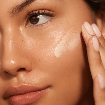 Application de l'écran solaire minéral SolarGlow NUDA sur le visage — texture légère sans traces blanches — Spa Santé Le Nénuphar