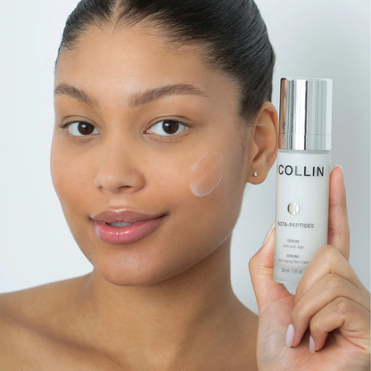 Bota-Peptides Sérum G.M. Collin - modèle tenant le flacon sérum anti-âge - Spa Santé Le Nénuphar