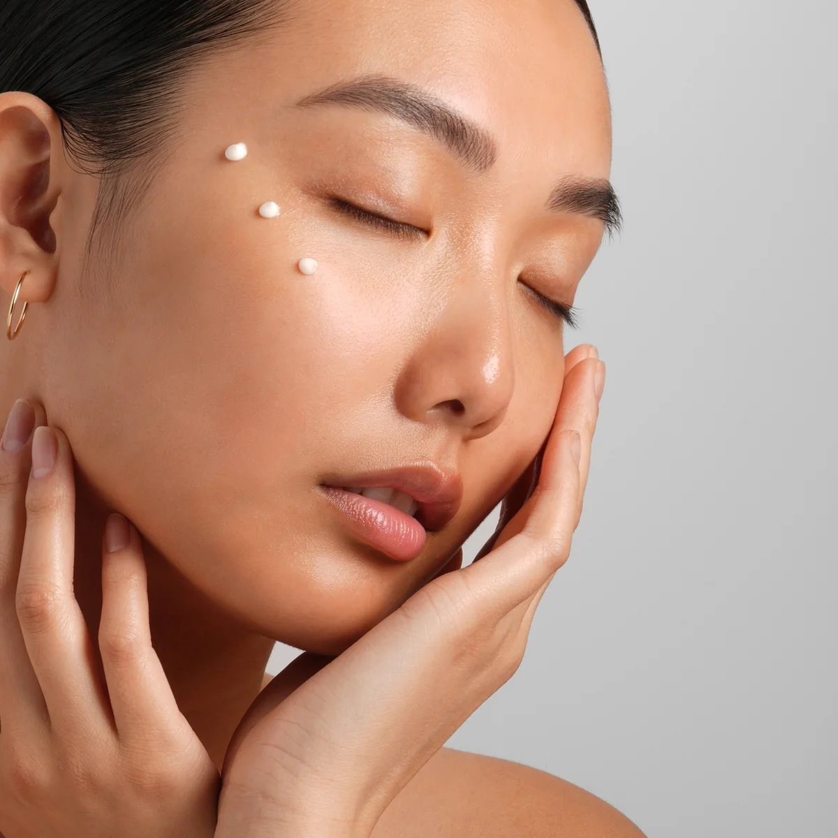 Phyto Stem Cell Contour des yeux G.M. Collin - modèle appliquant le soin contour des yeux peau lumineuse - Spa Santé Le Nénuphar
