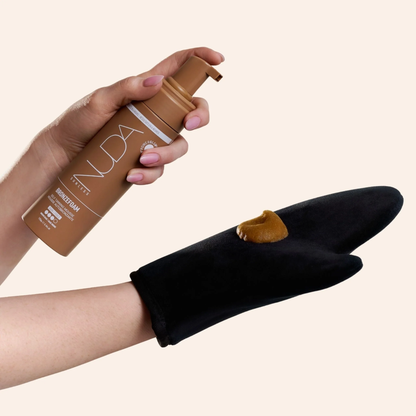 Gant d'application NUDA noir avec mousse autobronzante BronzeFoam — application uniforme sans taches — Spa Santé Le Nénuphar