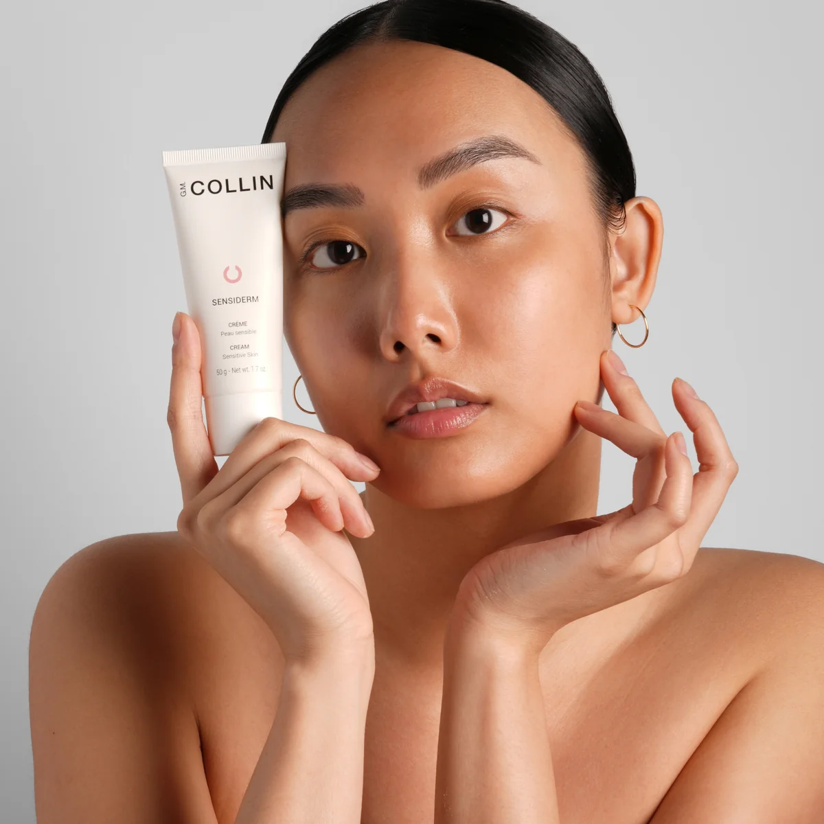 Sensiderm Crème G.M. Collin - crème peaux sensibles tenue par modèle - Spa Santé Le Nénuphar