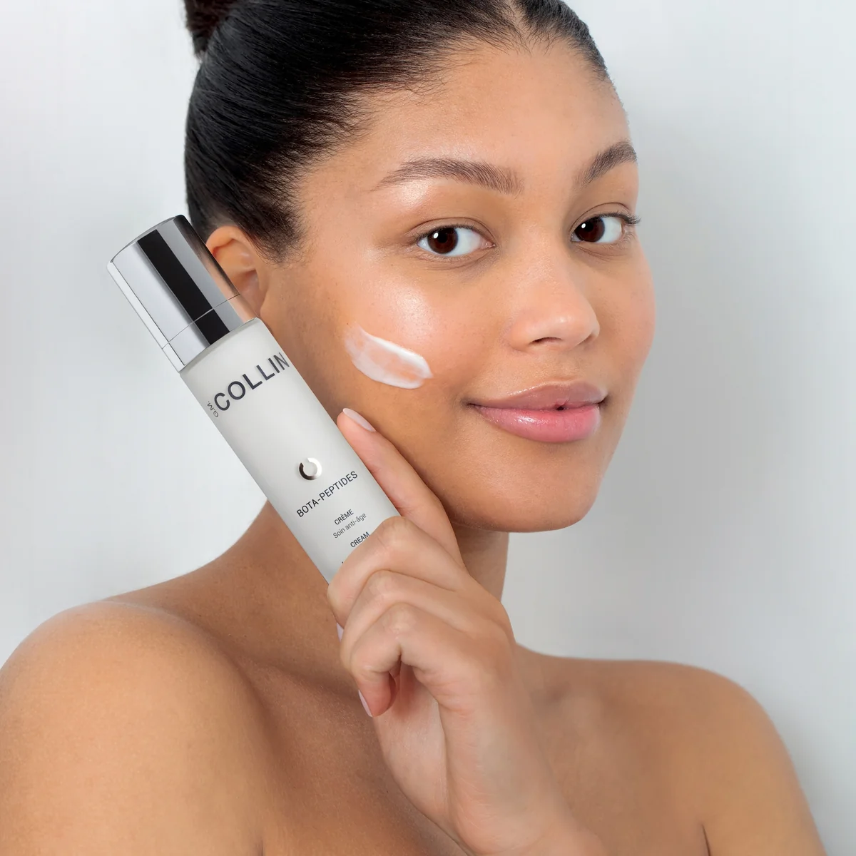 Bota-Peptides Crème G.M. Collin - modèle tenant le flacon crème anti-âge - Spa Santé Le Nénuphar