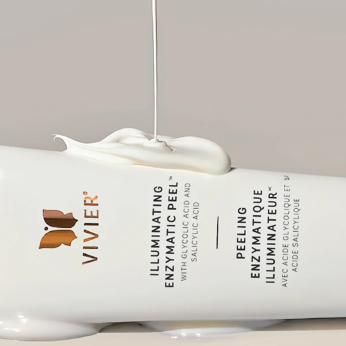 Peeling enzymatique illuminateur Vivier — texture crèmeuse qui s’écoule du tube, acide glycolique et salicylique