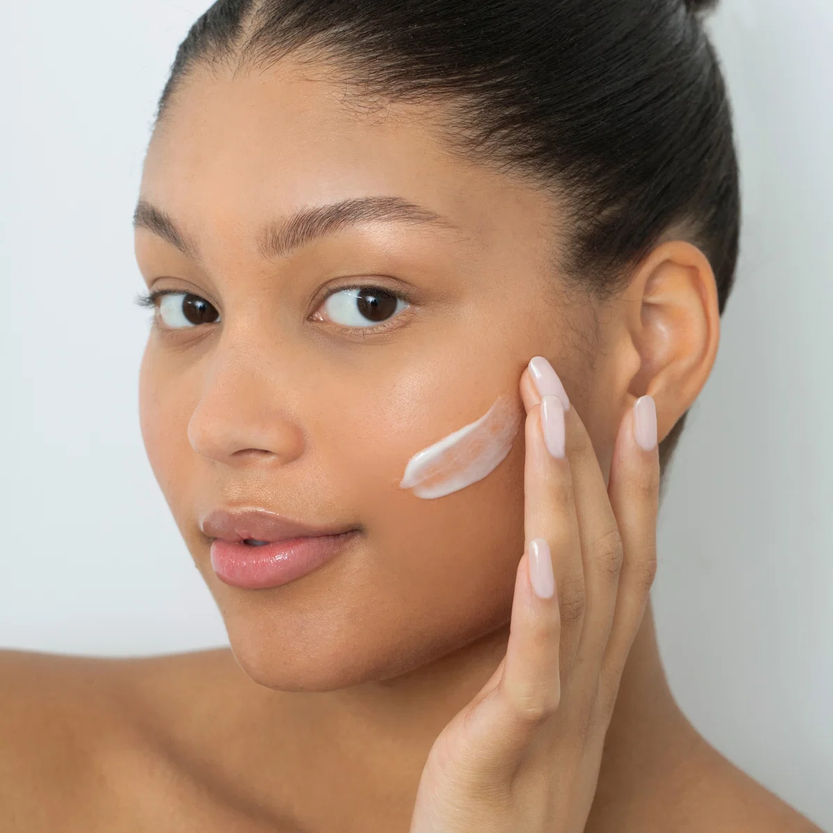 Bota-Peptides Crème G.M. Collin - application crème sur le visage geste soin - Spa Santé Le Nénuphar
