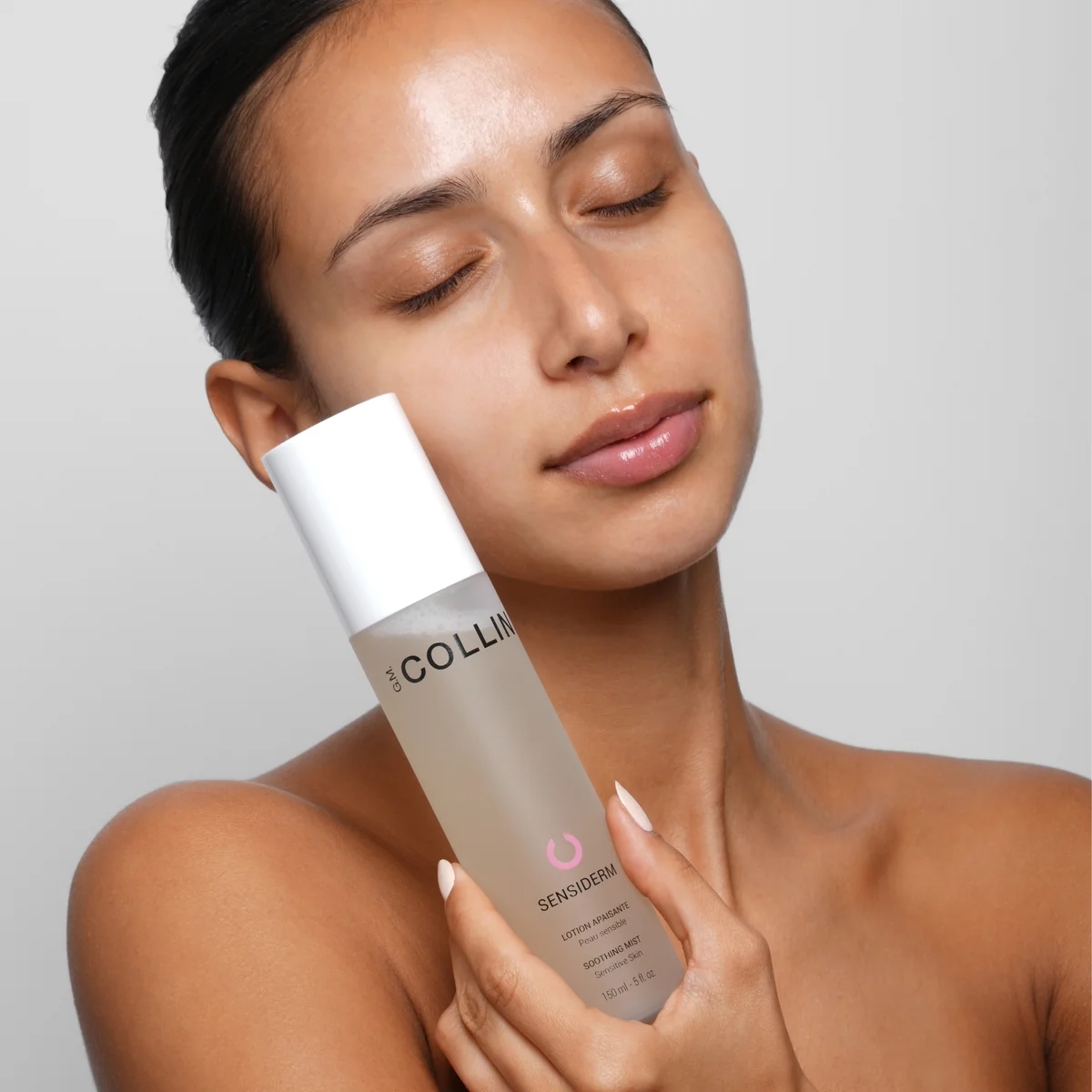 Sensiderm Lotion Apaisante G.M. Collin - modèle tenant le flacon lotion apaisante - Spa Santé Le Nénuphar