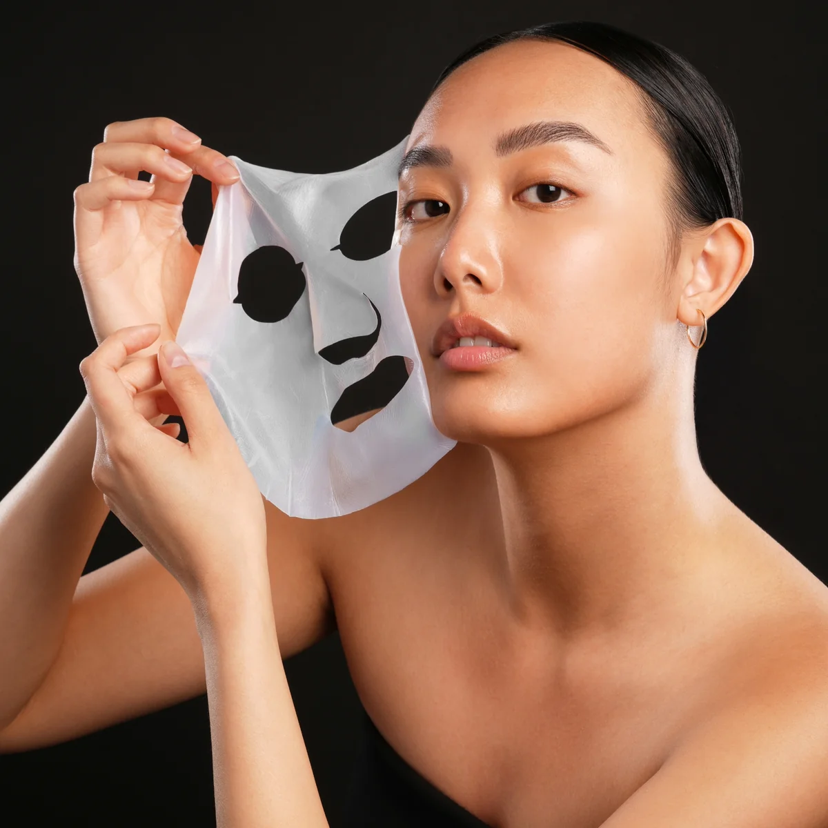 Biocellulose Facial Masque G.M. Collin - modèle retirant le masque, peau lumineuse et hydratée - Spa Santé Le Nénuphar