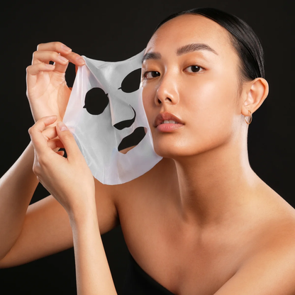 Biocellulose Facial Masque G.M. Collin - modèle retirant le masque, peau lumineuse et hydratée - Spa Santé Le Nénuphar